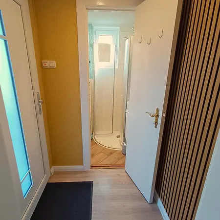 Ubytování v soukromí Nordseezimmer Koje - Wlan, Parkplatz, Eigenes Bad, Fahrradschuppen, Rollladen Otterndorf